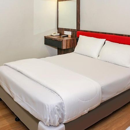Oyo 90027 Happy Hotel Johor Bahru Luaran gambar
