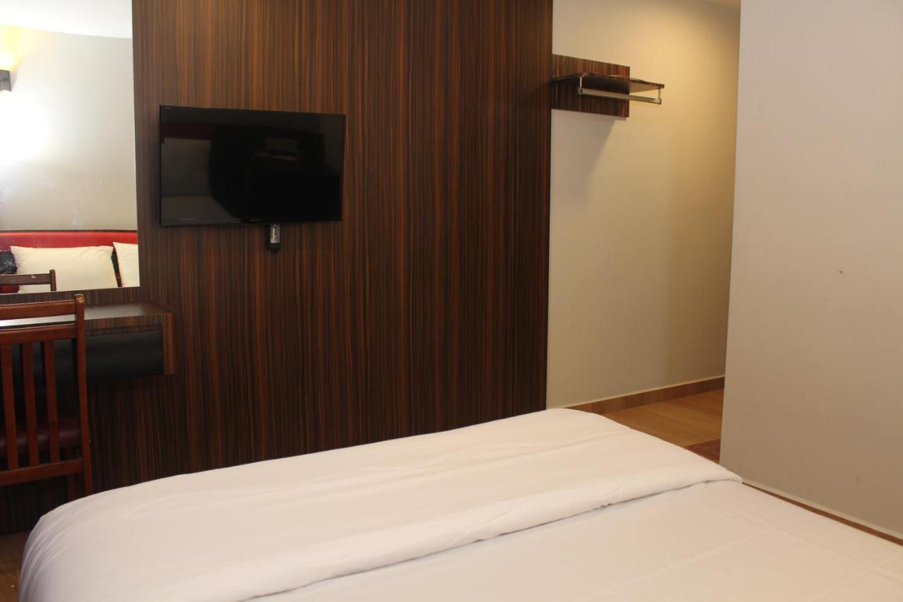Oyo 90027 Happy Hotel Johor Bahru Luaran gambar