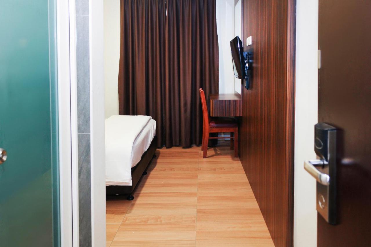 Oyo 90027 Happy Hotel Johor Bahru Luaran gambar