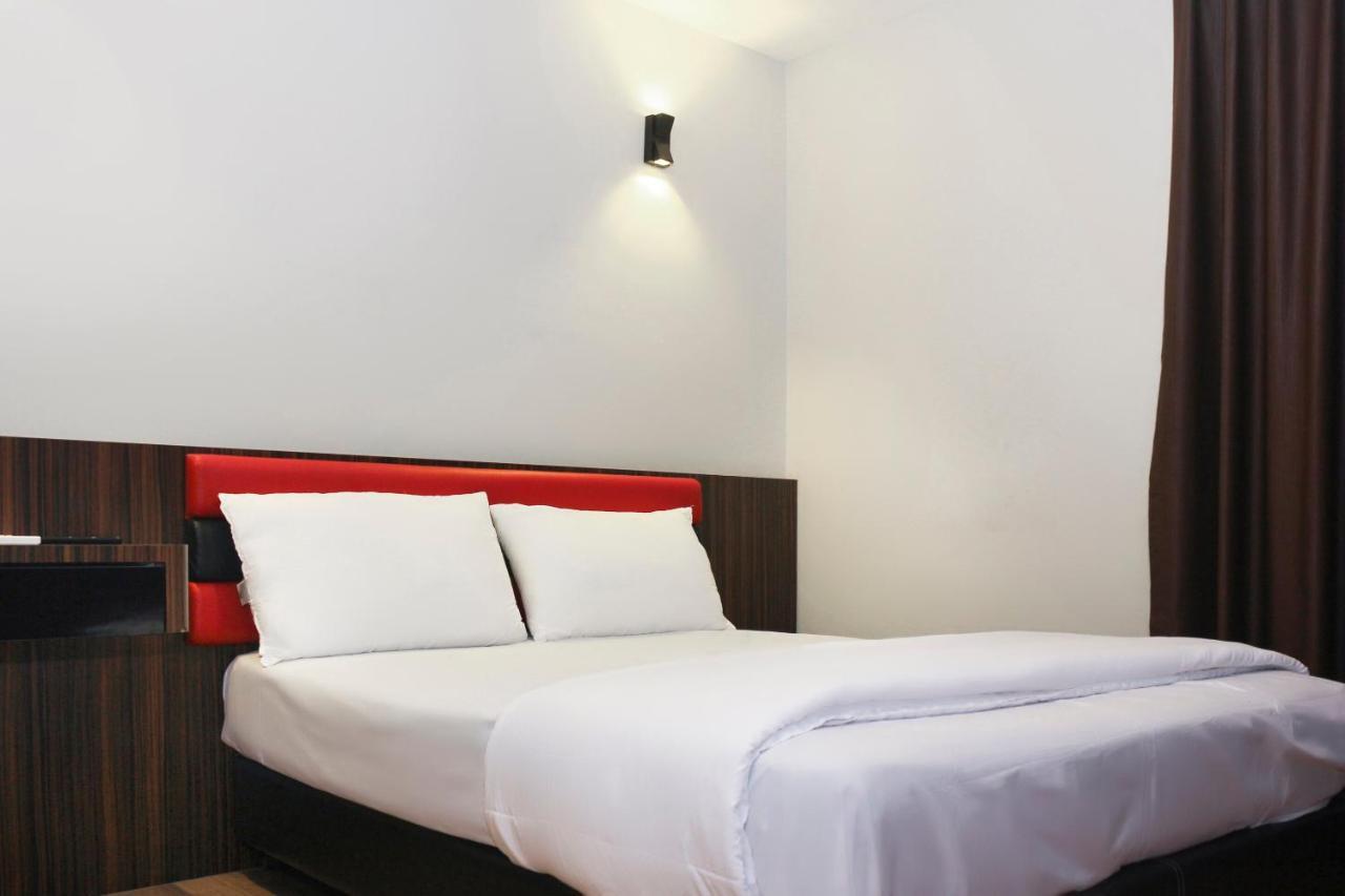 Oyo 90027 Happy Hotel Johor Bahru Luaran gambar
