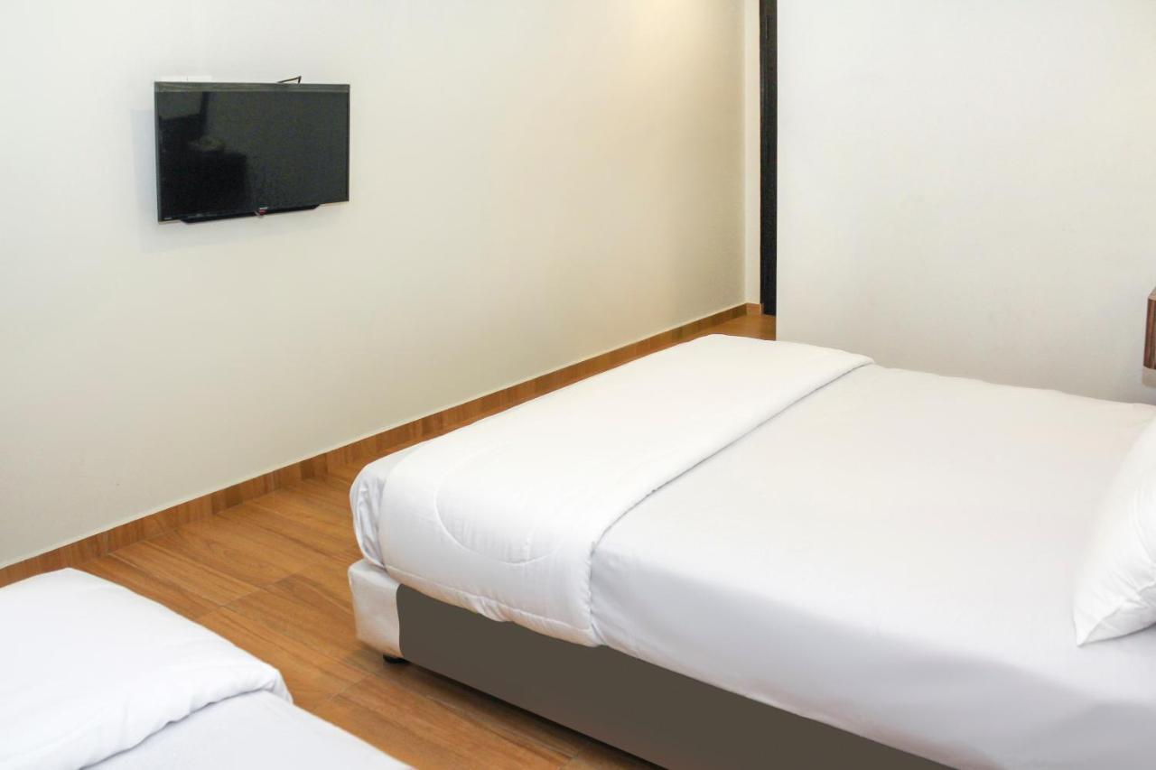 Oyo 90027 Happy Hotel Johor Bahru Luaran gambar