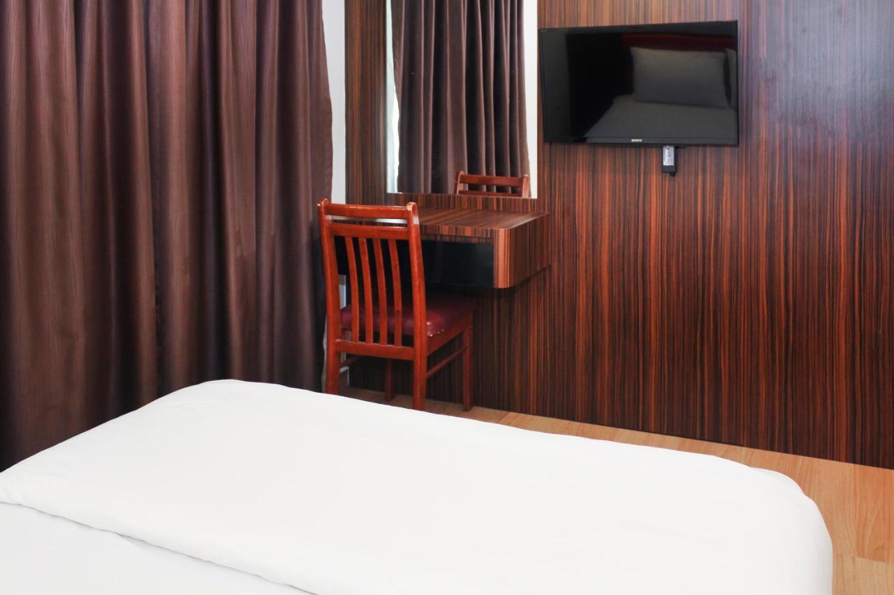 Oyo 90027 Happy Hotel Johor Bahru Luaran gambar