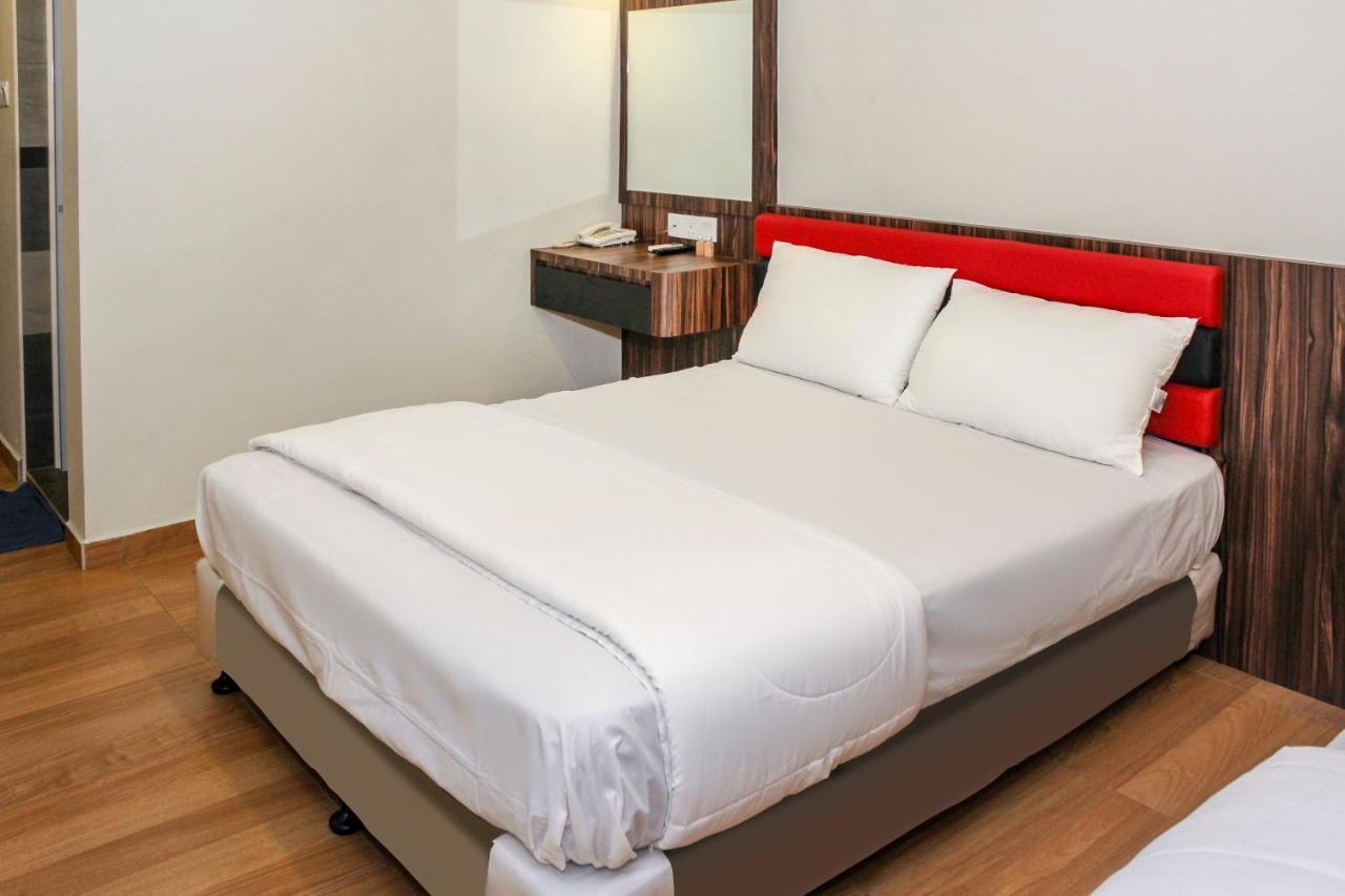 Oyo 90027 Happy Hotel Johor Bahru Luaran gambar