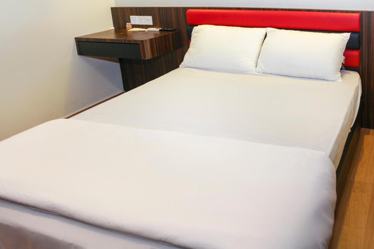 Oyo 90027 Happy Hotel Johor Bahru Luaran gambar