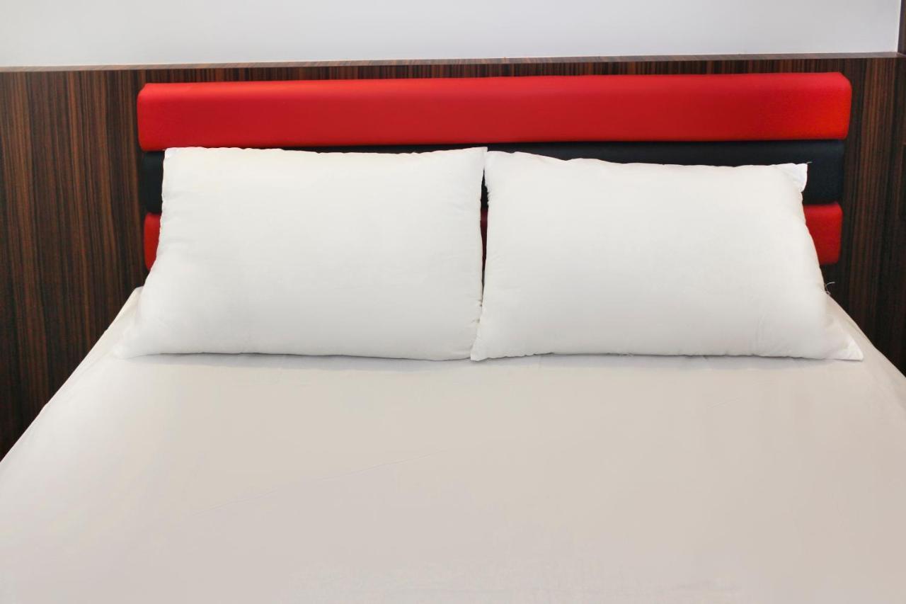 Oyo 90027 Happy Hotel Johor Bahru Luaran gambar