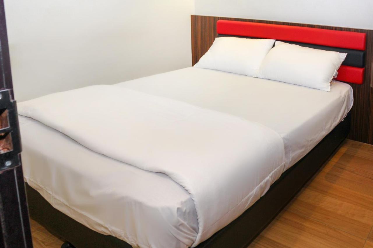 Oyo 90027 Happy Hotel Johor Bahru Luaran gambar